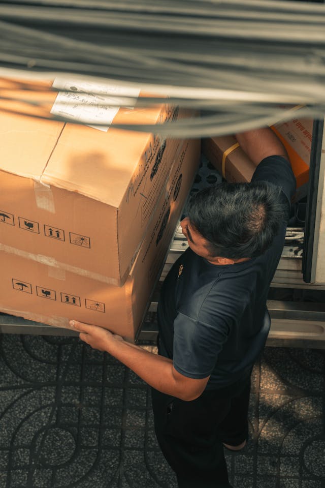 How Commercial Moving Services Help Businesses Stay Organized During Relocations